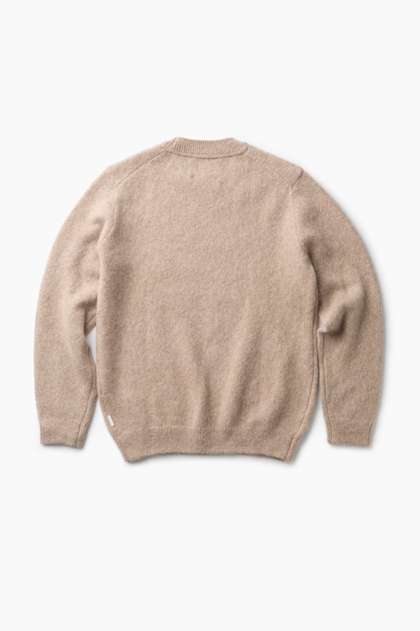 이탈리아 수입 베이비 알파카와 셔틀랜드 울 혼방 소재의 쉐기독 라운드 풀오버입니다. 스크래치 가공으로 독특한 텍스처를 살린 베이지 컬러의 루즈핏 풀오버로, 가을과 겨울에 따뜻하게 착용 가능합니다. 라운드넥과 긴 소매 디자인으로 클래식하고 베이직한 스타일을 연출하며, 보온성과 내구성이 뛰어납니다. 가볍고 부드러운 촉감으로 겨울 데일리룩, 카페룩, 모임룩 등 다양한 TPO에 활용하기 좋습니다. 미니멀, 캐주얼 스타일을 선호하는 분들께 추천합니다.
