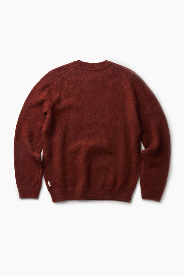 부드러운 촉감이 특징인 쉐기독 라운드 풀오버입니다. 이탈리아 수입 베이비 알파카와 셔틀랜드 울 혼방 소재로 제작되어 가볍고 따뜻하며, 부드러운 착용감을 선사합니다. 버건디와 레드브라운 두 가지 색상으로 제공되며, 클래식하고 베이직한 디자인으로 출근룩, 모임룩 등 다양한 TPO에 활용할 수 있습니다. 스크래치 가공과 보풀 텍스처가 돋보이며, 세미루즈핏으로 편안하게 착용 가능합니다. 가슴둘레 110cm로 넉넉한 핏을 자랑하며, 가을/겨울 시즌에 활용하기 좋은 두꺼운 두께감의 긴소매 라운드넥 풀오버입니다.
