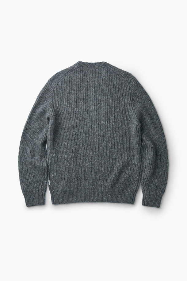 이탈리아 프리미엄 베이비 알파카 블렌드 소재의 수입사 라운드 풀오버입니다. 멜란지 그레이 컬러에 부드러운 실키함이 돋보이는 제품으로, 가을과 겨울에 따뜻하게 착용할 수 있습니다. 데일리룩, 출근룩, 비즈니스 캐주얼에 활용하기 좋으며, 클래식, 미니멀, 캐주얼 스타일을 모두 소화합니다. 세미 루즈핏의 긴소매 라운드넥 디자인으로, 볼륨감 있는 립 변형 조직과 가벼운 착용감을 선사합니다. 늘어짐과 변형을 최소화하여 오래도록 만족스러운 핏을 유지합니다.
