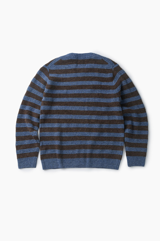 부드러운 촉감과 포근함을 선사하는 스트라이프 라운드 풀오버입니다. 브라운, 블루 두 가지 색상으로 출시되었으며, 가을, 겨울에 활용하기 좋습니다. 부클 원사를 사용하여 입체감 있는 조직과 볼륨감 있는 텍스처를 살렸으며, 보온성이 뛰어나고 가벼운 착용감을 자랑합니다. 클래식, 빈티지 스타일을 즐기는 분들께 추천하며, 겨울 데일리룩, 카페룩, 모임룩 등 다양한 TPO에 매치하기 좋습니다. 세미 루즈핏 라운드넥 디자인으로 편안하면서도 멋스러운 스타일을 연출할 수 있습니다.
