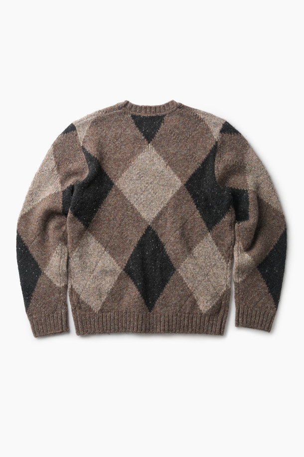 **아가일 라운드 풀오버**는 가을, 겨울 시즌에 어울리는 클래식하고 빈티지한 감성의 니트 스웨터입니다. 브라운, 블랙, 그레이 세 가지 색상으로 만나볼 수 있으며, 출근룩과 모임룩에 모두 활용 가능합니다. 세미 루즈핏으로 편안한 착용감을 선사하며, 라운드넥 디자인으로 다양한 스타일 연출이 용이합니다. 울과 나일론 혼방의 고급스러운 소재에 네프사 텍스처와 볼륨감 있는 원사를 사용하여 따뜻하고 포근한 느낌을 줍니다. 2x2 립 조직 마감과 아가일 패턴이 돋보이며, 가슴둘레 110cm로 넉넉한 핏을 자랑합니다.
