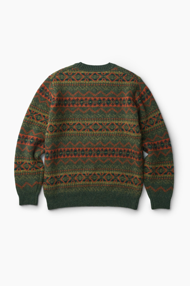 페어아일 라운드 풀오버는 가을, 겨울 시즌에 어울리는 클래식하고 빈티지한 스타일의 니트입니다. 셔틀랜드 울 소재로 제작되어 보온성이 뛰어나며, 브러시드 가공으로 부드러운 촉감을 선사합니다. 세미 루즈핏으로 편안한 착용감을 제공하며, 라운드넥과 긴 소매 디자인으로 다양한 룩에 활용하기 좋습니다. 카키 올리브 그린, 오렌지 컬러의 페어아일 기하학 패턴이 돋보이며, 출근룩이나 모임룩에 포인트를 더할 수 있습니다.
