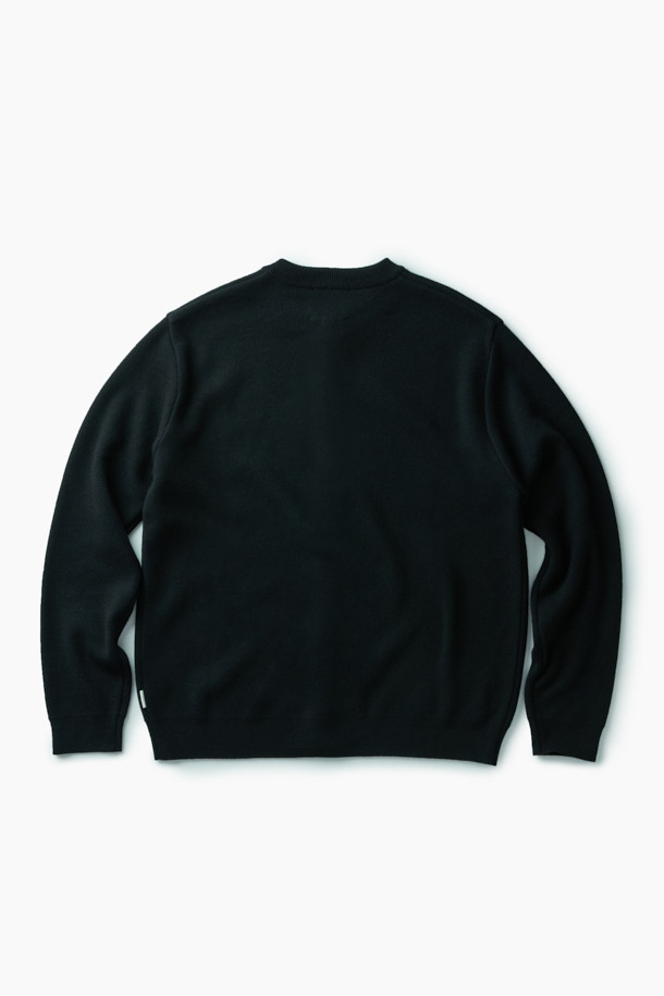 블랙 라운드넥 가디건입니다. 울, 아크릴, 나일론 혼방 소재로 제작되어 부드러운 촉감과 함께 중간 두께감으로 가을, 겨울에 따뜻하게 착용하기 좋습니다. 루즈핏 디자인에 긴소매로 편안한 착용감을 선사하며, 베이직하고 클래식한 스타일로 다양한 룩에 활용하기 좋습니다. 간절기에는 단독으로, 겨울에는 이너로 레이어드하여 세련된 데일리룩, 출근룩, 모임룩을 연출해보세요. 착용 시기는 9월부터 2월까지입니다.
