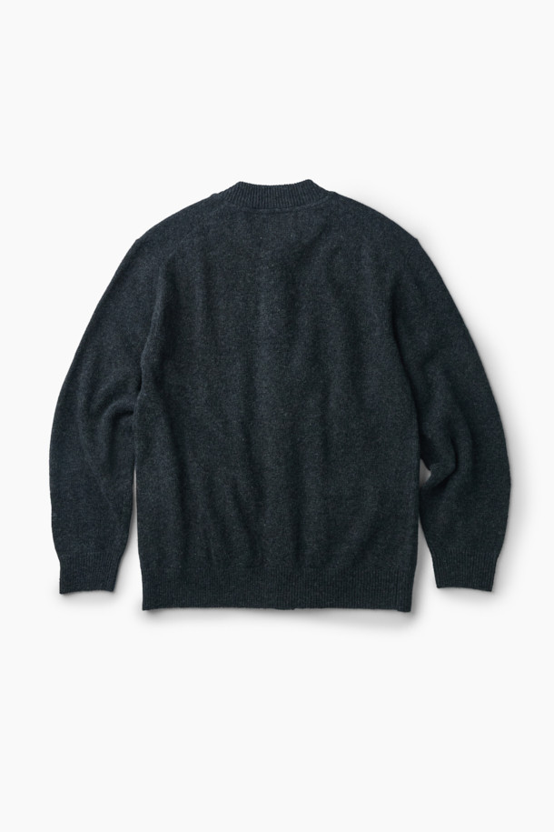 부드러운 울 소재로 제작되어 포근한 착용감을 선사하는 라운드넥 가디건입니다. 차콜 멜란지 컬러의 무지 디자인으로, 가을과 겨울에 데일리룩은 물론 출근룩, 모임룩까지 폭넓게 활용하기 좋습니다. 헤어리한 텍스처와 벌키한 짜임으로 빈티지하면서도 클래식한 분위기를 연출하며, 세미 루즈핏으로 편안하게 착용 가능합니다. 전면 아웃포켓 디테일이 돋보이며, 가슴둘레 115cm로 넉넉한 핏을 제공합니다. 긴 소매 기장과 두꺼운 두께감으로 따뜻함을 더했습니다.
