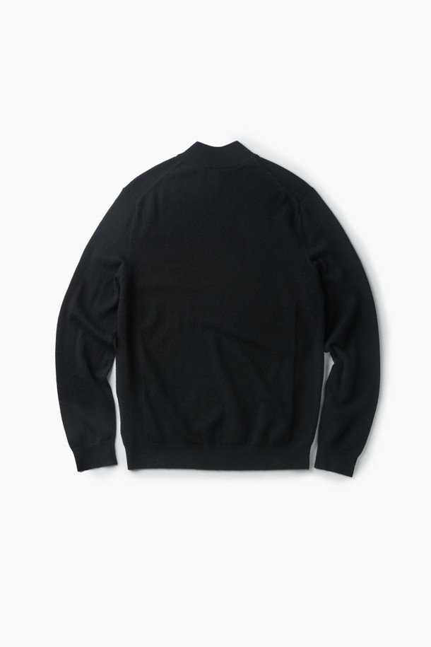 캐시미어 블렌디드 하프 터틀넥은 메리노울과 캐시미어 혼방 소재로 제작되어 부드러운 촉감과 뛰어난 보온성을 제공합니다. 레귤러 핏에 긴소매 기장으로, 가을과 겨울철에 스타일리시하게 착용하기 좋습니다. 무지 디자인에 하프넥 또는 터틀넥 스타일로 클래식, 미니멀, 시크한 스타일을 연출할 수 있습니다. 립조직 스판사를 사용하여 활동성을 높였으며, 밀도 높은 편직으로 고급스러움을 더했습니다. 출근룩, 오피스룩, 모임룩 등 다양한 TPO에 활용 가능합니다.
