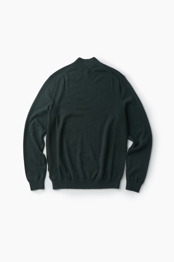 메리노울과 캐시미어 블렌딩으로 제작되어 부드러운 촉감을 선사하는 캐시미어 블렌디드 하프 터틀넥입니다. 립조직 스판사를 사용하여 활동성을 높였으며, 밀도 높은 편직으로 보온성을 강화했습니다. 톤다운된 그린 컬러와 베이직한 디자인으로 출근룩, 모임룩 등 다양한 TPO에 활용하기 좋습니다. 레귤러핏과 하프넥 디자인은 클래식, 미니멀, 캐주얼 등 어떤 스타일에도 잘 어울리는 아이템입니다. 가을, 겨울 시즌에 따뜻하고 세련된 스타일을 연출해보세요.
