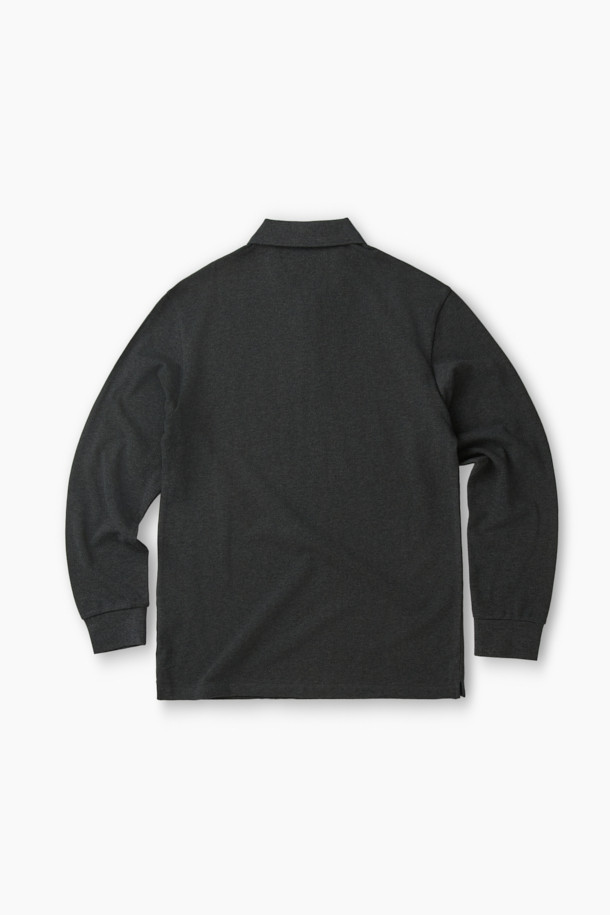 세련된 블랙 컬러의 (기획) 기본 피케 티입니다. 가슴 부분 쓰리피셔맨 자수 포인트가 돋보이며, 데일리룩과 캐주얼룩에 모두 활용하기 좋습니다. 코튼 100% 피케 소재로 제작되어 부드러운 촉감과 편안한 착용감을 선사합니다. 레귤러핏 디자인과 카라 네크라인으로 클래식하고 미니멀한 스타일을 연출하며, 가을, 겨울 출근룩으로도 손색없습니다. 가슴둘레 108cm이며, 긴소매 기장으로 간절기에도 따뜻하게 입을 수 있습니다.
