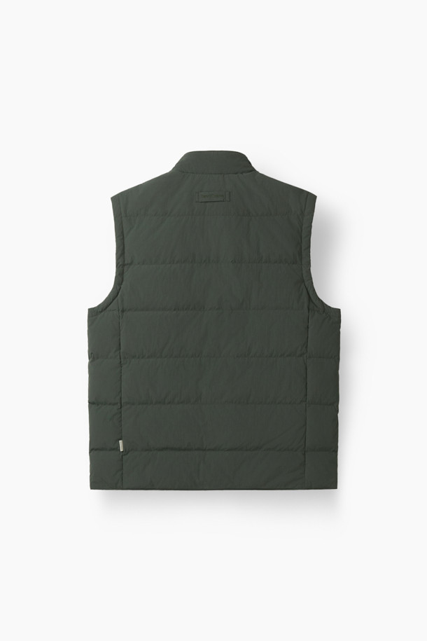 (기획) 젠틀 베스트는 가을, 겨울 시즌에 어울리는 남성용/여성용 베스트입니다. 부드러운 촉감의 나일론, 폴리에스터 혼방 소재에 덕다운 충전재를 사용하여 보온성을 높였습니다. 클래식한 무드의 무지 디자인으로, 셔츠형 카라와 코듀로이 넥 배색, 가슴 플랩 포켓, 스냅 버튼 여밈 등의 디테일이 돋보입니다. 넉넉한 레귤러핏으로 겨울 데일리룩, 모임룩, 산책룩 등 다양한 TPO에 활용 가능하며, 미니멀하고 캐주얼한 스타일을 연출하기 좋습니다.
