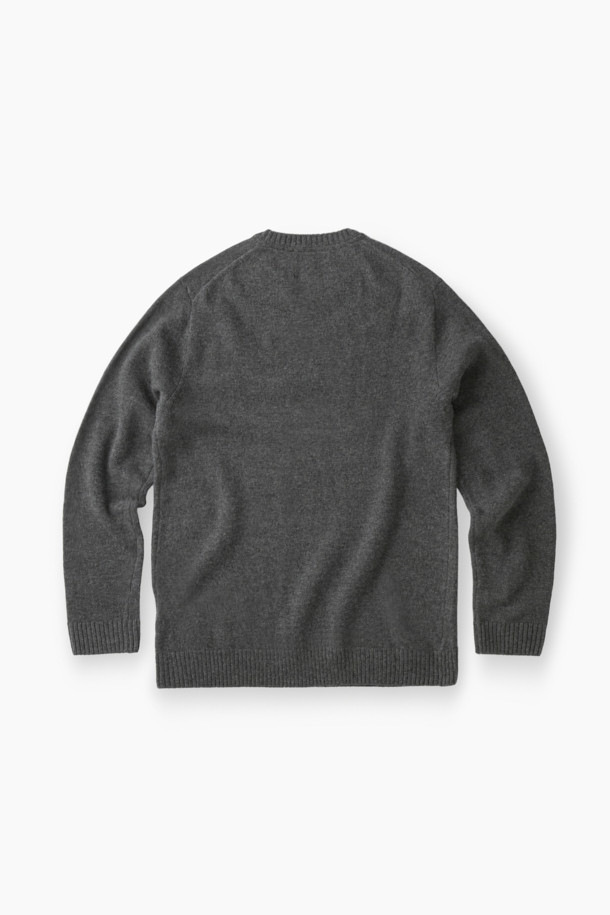 (기획) 솔리드 라운드 니트는 메리노 울 100% 소재로 제작되어 부드러운 촉감을 자랑하며, 가을과 겨울에 따뜻하게 착용할 수 있습니다. 미니멀하고 베이직한 스타일로, 출근룩에 활용하기 좋습니다. 레귤러핏 라운드넥 디자인에, 긴 소매와 왼쪽 가슴 로고 자수가 포인트입니다. 가슴둘레 108cm이며, 립 마감으로 깔끔하게 마무리했습니다. 그레이 컬러의 무지 니트로 다양한 스타일 연출이 가능합니다.
