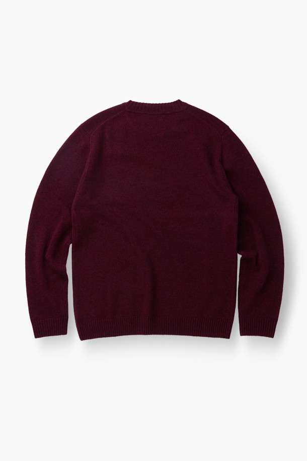 세련된 솔리드 라운드 니트는 가을과 겨울, 당신의 스타일을 완성해 줄 완벽한 아이템입니다. 부드러운 메리노 울과 울 혼방 소재로 제작되어 뛰어난 보온성과 가벼운 착용감을 제공하며, 신축성까지 갖춰 활동성을 높였습니다. 미니멀, 클래식, 베이직 스타일을 아우르는 디자인으로, 오피스룩, 비즈니스 캐주얼, 모임룩 등 다양한 TPO에 활용 가능합니다. 버건디, 와인 컬러의 무지 디자인에 레귤러핏과 긴 소매, 라운드넥 디테일이 더해져 세련된 실루엣을 연출합니다. 안감 없이도 부드러운 촉감을 자랑하며, 데일리룩에 포인트를 더할 수 있는 매력적인 상의입니다.
