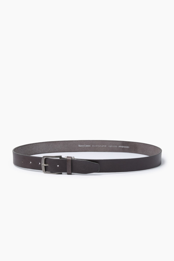 이태리산 소가죽으로 제작된 35mm 폭의 다크 챠콜 컬러 통가죽 벨트입니다. 클래식하고 미니멀한 디자인으로, 출근룩, 비즈니스 캐주얼, 겨울 데일리룩 등 다양한 TPO에 활용하기 좋습니다. 니켈 사틴톤 비죠 버클이 은은한 포인트를 더하며, 5개의 홀로 사이즈 조절이 가능합니다. 길이 수선도 가능하여, 시크한 스타일을 완성할 수 있습니다. 가을, 겨울 시즌에 특히 잘 어울립니다.
