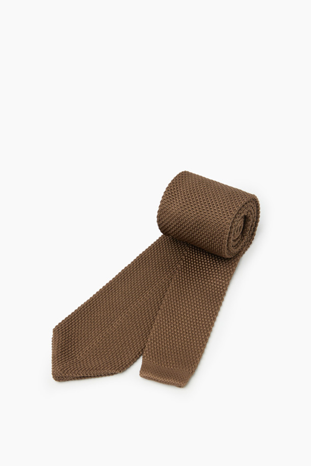 데일리 솔리드 니트 타이는 남성 정장 및 캐주얼 스타일에 모두 잘 어울리는 넥타이입니다. 브라운 컬러의 무지 디자인으로, 오피스룩, 비즈니스 캐주얼, 회의룩 등 TPO에 적합합니다. 폴리에스터 소재로 제작되어 신축성이 있으며, 니트 짜임과 7.5cm 대검폭, 삼각형 대검 마감, 립 소검 마감 디테일이 특징입니다. 가을, 겨울 시즌에 클래식하고 미니멀한, 또는 캐주얼한 스타일을 연출하기 좋습니다.
