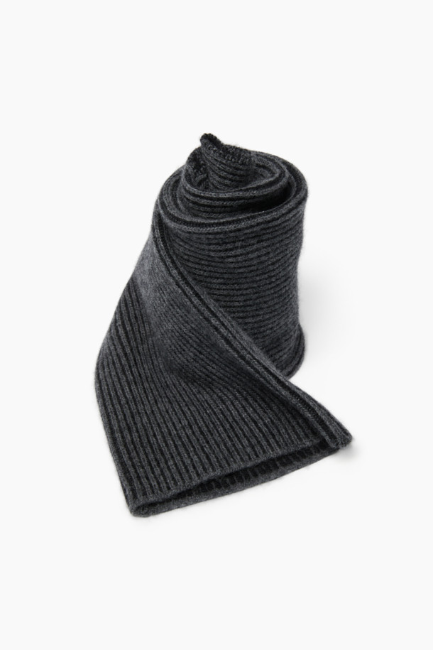 부드러운 캐시미어와 울 소재의 컴포트 슬릿 머플러입니다. 얇은 두께감으로 가을, 겨울철 일상룩과 출근룩, 모임룩에 활용하기 좋습니다. 차콜 그레이 색상의 무지 디자인에 슬릿 디테일이 더해져 미니멀하고 베이직한 스타일을 연출합니다. 59cm의 짧은 길이로, 클래식, 캐주얼 스타일에도 잘 어울립니다. 보온성을 더하면서도 세련된 분위기를 연출하는 머플러입니다.
