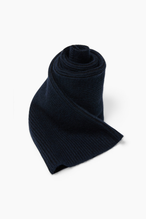 심플하고 세련된 블랙 컬러의 컴포트 슬릿 머플러입니다. 캐시미어와 울 소재 혼방으로 제작되어 부드러운 촉감과 뛰어난 보온성을 제공하며, 가을, 겨울철 일상룩에 따뜻함과 스타일을 더해줍니다. 얇은 두께감과 59cm의 짧은 길이로 활동성을 높였으며, 슬릿 디테일이 포인트가 되어 미니멀하면서도 세련된 분위기를 연출합니다. 출근룩과 모임룩 등 다양한 TPO에 활용하기 좋으며, 미니멀, 클래식, 캐주얼 스타일 모두 소화 가능한 활용도 높은 아이템입니다.
