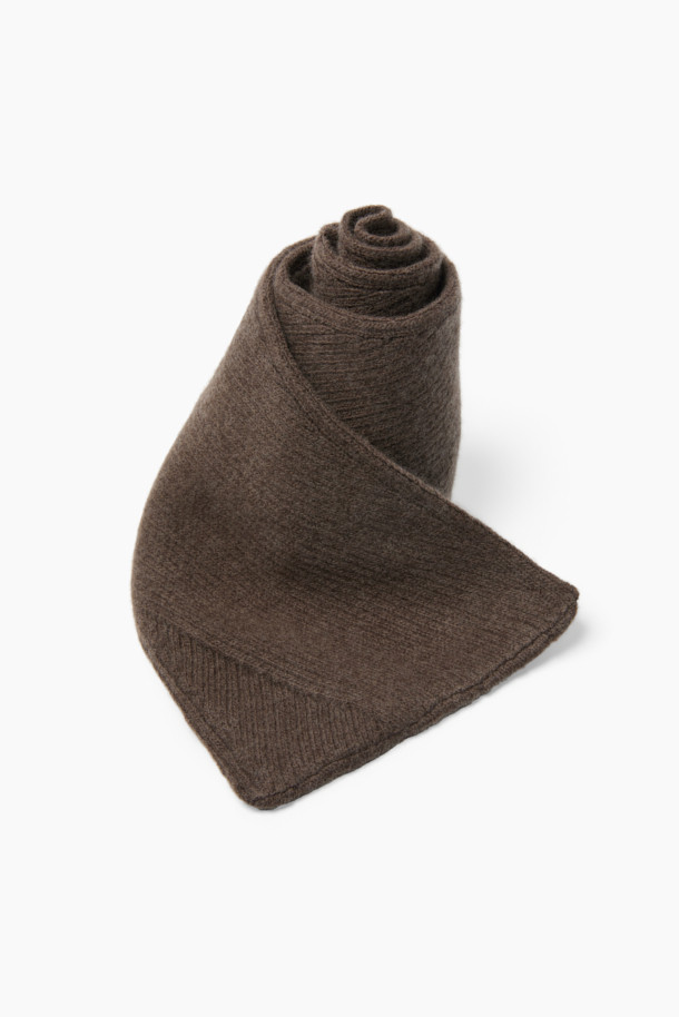 부드러운 캐시미어와 울 소재의 컴포트 슬릿 머플러입니다. 톤 다운된 브라운 컬러와 미니멀하고 베이직한 디자인으로, 출근룩이나 모임룩 등 다양한 TPO에 활용하기 좋습니다. 59cm의 짧은 길이와 슬릿 디테일이 특징이며, 깔끔한 실루엣을 연출합니다. 가을, 겨울 시즌에 따뜻함과 스타일을 동시에 잡을 수 있는 머플러로, 부드러운 촉감과 보온성을 제공합니다. 미니멀, 클래식, 캐주얼 등 어떤 스타일에도 자연스럽게 어울립니다.
