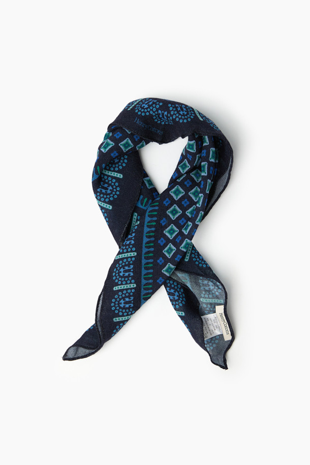 블루 패턴 스카프는 울 소재로 제작되어 부드러운 촉감을 자랑하며, 가을과 겨울철에 보온성을 더해줍니다. 50x50cm 정사각형의 얇은 두께로, 에스닉 및 프린트 패턴이 돋보이는 반다나 스타일의 스카프입니다. 클래식과 에스닉 무드를 동시에 연출하여 가을 나들이룩, 겨울 데일리룩 등 다양한 TPO에 활용하기 좋습니다. 미니멀한 스타일에도 포인트 아이템으로 활용하여 개성 있는 스타일을 완성할 수 있습니다.
