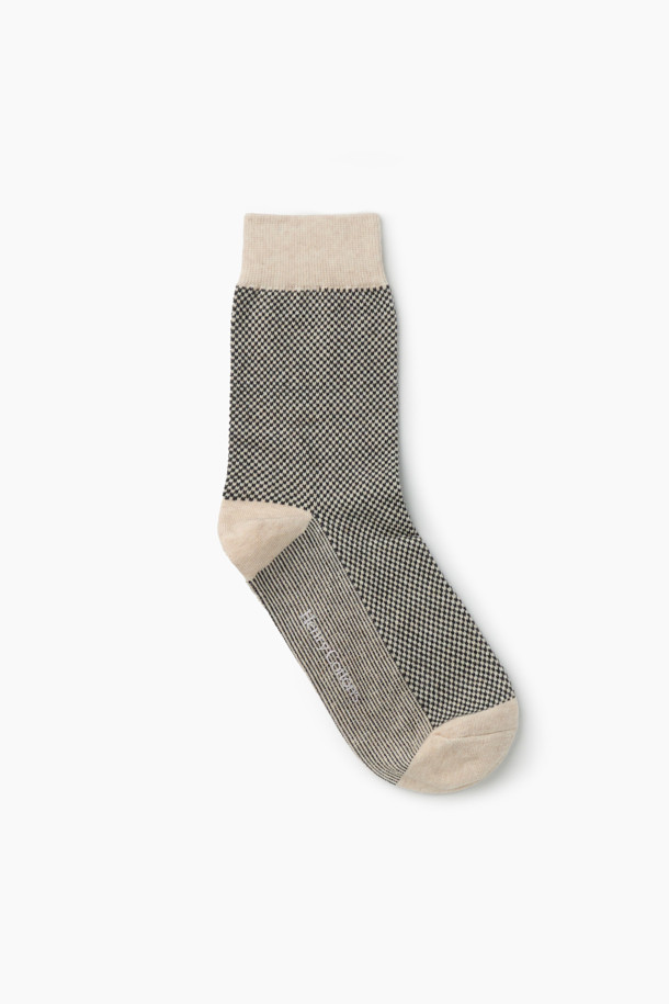 베이직한 컬러 배색과 마이크로 패턴이 돋보이는 남녀 공용 마이크로 단품 양말입니다. 면과 스판덱스 혼방 소재로 제작되어 부드러운 착용감과 뛰어난 신축성을 자랑하며, 가을, 겨울철 데일리룩에 활용하기 좋습니다. 발목 부분에는 스판사 처리를 하여 흘러내림을 방지하고, 로고 실리콘 논슬립 프린트로 미끄럼 방지 기능을 더했습니다. 앞뒤꿈치 컬러 배색 디테일이 밋밋함을 덜어주며, 캐주얼, 미니멀, 클래식 스타일 모두 소화 가능한 활용도 높은 아이템입니다. 동네 마실룩이나 편안한 겨울 데일리룩에 매치하여 편안하면서도 스타일리시한 룩을 연출해보세요.
