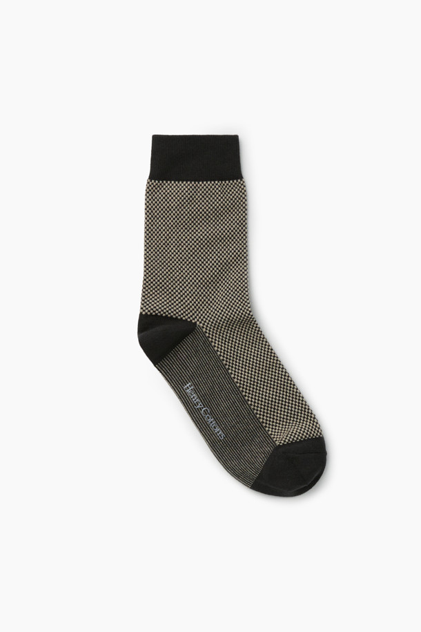 마이크로 패턴이 돋보이는 남녀 공용 마이크로 단품 양말입니다. 면과 스판덱스 혼방 소재로 제작되어 부드러운 착용감과 뛰어난 신축성을 자랑하며, 가을, 겨울철에 적합합니다. 발목 부분은 스판사 처리하여 흘러내림을 방지하고, 뒤꿈치 부분의 컬러 배색으로 포인트를 더했습니다. 로고 실리콘 논슬립 프린팅으로 미끄럼 방지 기능을 갖추어 더욱 편안하게 착용할 수 있습니다. 캐주얼, 미니멀, 클래식 스타일의 겨울 데일리룩, 산책룩, 집콕룩에 활용하기 좋습니다.
