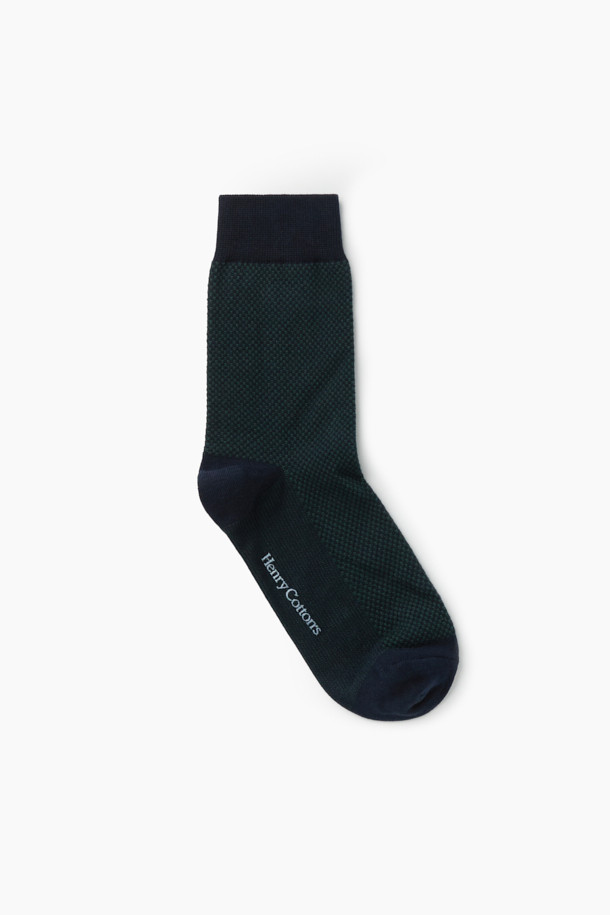 마이크로 패턴 디자인의 남녀 공용 마이크로 단품 양말입니다. 가을, 겨울 시즌에 적합하며, 블랙, 네이비 두 가지 컬러로 만나보실 수 있습니다. 면과 스판덱스 혼방 소재로 제작되어 부드러운 착용감과 뛰어난 신축성을 자랑합니다. 발목 부분은 스판사 처리, 뒤꿈치 컬러 배색, 로고 실리콘 논슬립 프린트로 디자인 디테일을 더했습니다. 일상생활은 물론, 동네 마실룩, 집콕룩, 겨울 데일리룩 등 다양한 TPO에 캐주얼, 미니멀, 클래식 스타일로 활용하기 좋습니다.
