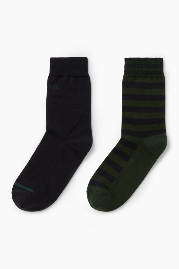 2족 세트 캐주얼 블럭 양말은 면과 스판덱스 혼방 소재로 제작되어 부드러운 촉감과 뛰어난 신축성을 제공합니다. 블랙, 화이트 두 가지 색상으로 출시되어 어떤 스타일에도 잘 어울리며, 발목 부분에 스판사를 적용하여 편안한 착용감을 선사합니다. 논슬립 기능으로 활동성을 높였으며, 로고 인타샤 디자인과 톤온톤 배색의 스트라이프 패턴이 캐주얼하고 클래식한 무드를 더합니다. 가을, 겨울철 데일리룩, 산책룩, 집콕룩 등 다양한 TPO에 활용하기 좋으며, 2족 세트로 구성되어 실용적입니다.
