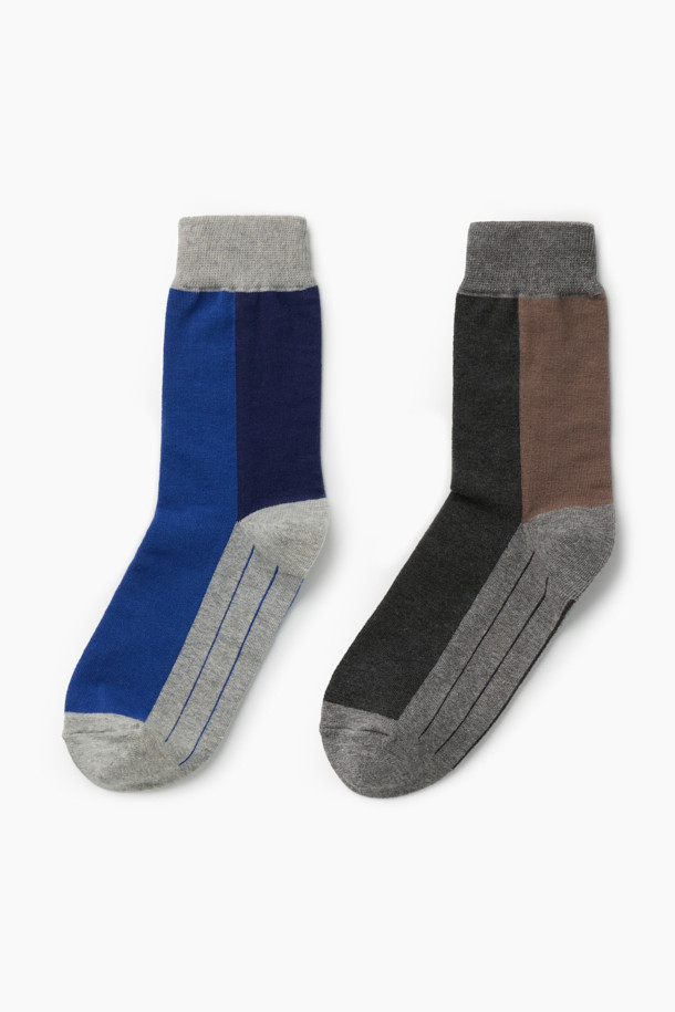 2족 Set_Daily 양말은 부드러운 면 혼방 소재로 제작되어 여름, 가을, 겨울 세 계절 모두 착용하기 좋습니다. 무지 디자인에 브라운, 네이비, 블랙, 블루 색상으로 구성되어 다양한 스타일에 매치하기 용이합니다. 논슬립 기능과 통기성을 갖춰 편안한 착용감을 제공하며, 이중 립 조직과 발목 스판사 적용으로 말림 현상을 최소화했습니다. 모던, 미니멀, 캐주얼, 클래식 스타일을 선호하는 분들께 추천하는 데일리 양말 2족 세트입니다. 로고 실리콘 프린트 디테일이 돋보입니다.
