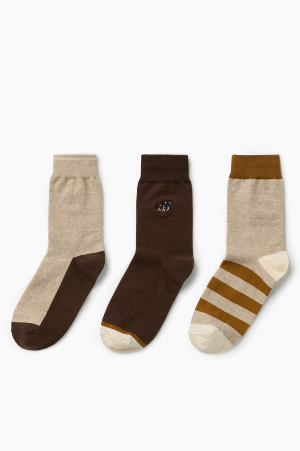 캐주얼한 스타일의 3족 세트 피셔맨 자수 양말입니다. 면과 스판덱스 혼방 소재로 제작되어 부드러운 촉감과 편안한 착용감을 선사하며, 가을, 겨울 시즌에 적합합니다. 발목 부분에 스판사를 적용하여 활동성을 높였으며, 바닥면에는 로고 실리콘 논슬립 프린팅으로 미끄럼 방지 기능을 더했습니다. 베이지, 브라운, 그레이 세 가지 색상으로 구성되어 다양한 룩에 매치하기 좋으며, 동네 마실룩, 산책룩, 겨울 데일리룩에 활용하기 좋습니다. 스트라이프 패턴과 피셔맨 자수, 배색 디테일이 돋보이는 미니멀하고 클래식한 디자인의 양말입니다.

