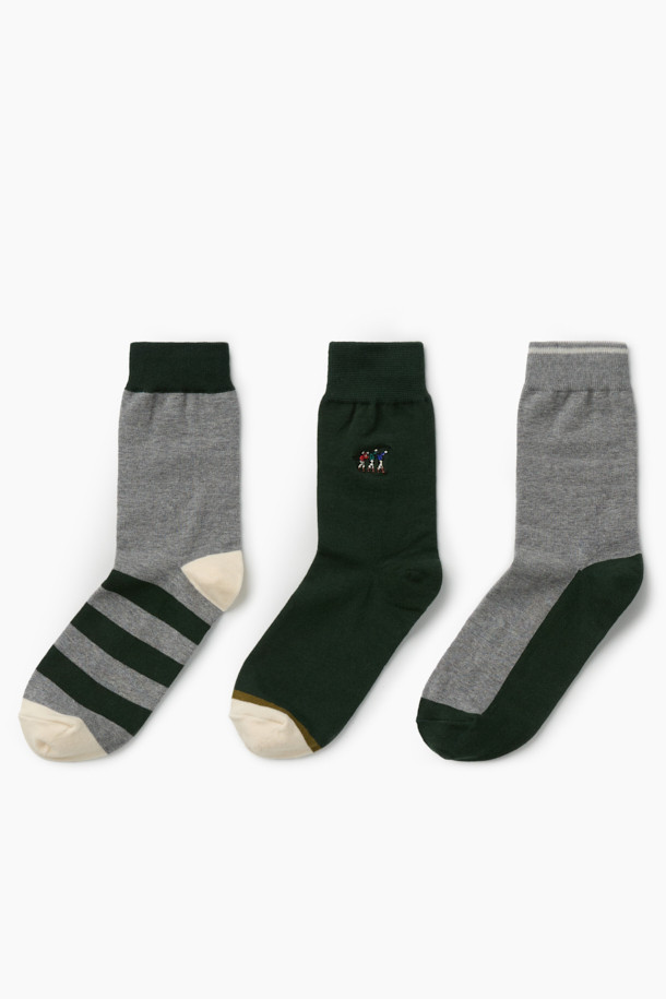 캐주얼한 스타일의 3족 세트 피셔맨 자수 양말입니다. 부드러운 면과 스판덱스 혼방 소재로 제작되어 편안한 착용감을 선사하며, 발목 부분은 스판사를 적용하여 흘러내림을 방지합니다. 그레이와 블랙 두 가지 색상으로 구성되어 다양한 룩에 활용하기 좋으며, 스트라이프 패턴과 피셔맨 자수 디테일이 돋보입니다. 바닥면에는 로고 실리콘 논슬립 프린팅을 적용하여 미끄럼 방지 기능을 더했으며, 통기성이 우수하여 가을, 겨울철 데일리룩, 집콕룩, 동네 마실룩 등 다양한 상황에서 활용하기 좋습니다.
