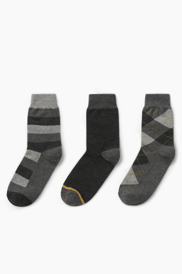 3족 세트 캐주얼 양말은 면과 스판덱스 혼방 소재로 제작되어 부드러운 촉감과 편안한 착용감을 제공합니다. 블랙과 그레이 두 가지 색상으로 구성되어 어떤 옷에도 잘 어울리며, 가을, 겨울철 데일리룩, 집콕룩, 산책룩 등 다양한 TPO에 활용하기 좋습니다. 아가일 무늬와 스트라이프 무늬, 멜란지 배색이 캐주얼하고 클래식한 스타일을 연출하며, 발목 스판 밴딩과 로고 실리콘 프린트가 특징입니다. 통기 기능과 논슬립 기능으로 활동성을 높였으며, 미니멀한 디자인으로 어떤 패션에도 매치하기 용이합니다. 3족 세트로 구성되어 실용성을 더했습니다.
