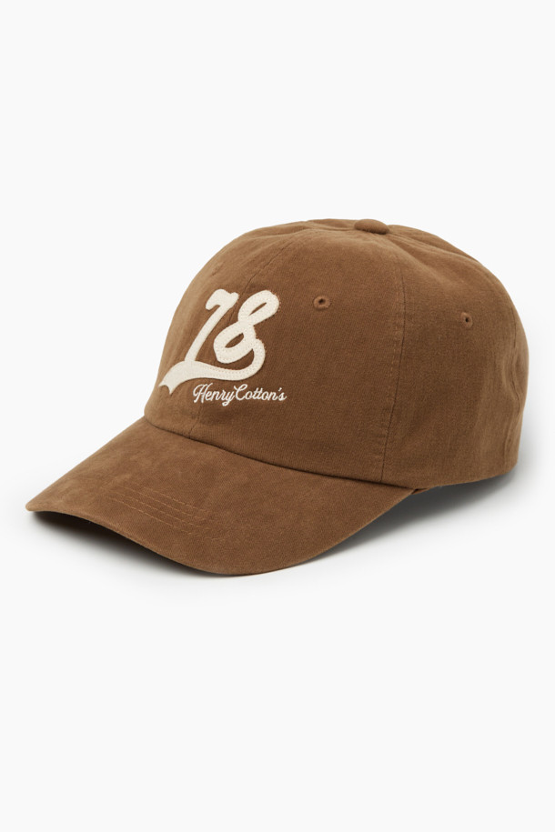 NEW 78 로고 볼캡은 유아동을 위한 브라운 컬러의 볼캡입니다. 면 소재로 제작되어 부드러운 촉감을 제공하며, 여름, 가을, 겨울 계절에 착용하기 좋습니다. 빈티지 스타일의 펠트 아플리케 및 자수 로고 디자인이 돋보이며, 사이즈 조절 기능으로 편안한 착용감을 선사합니다. 산책룩, 여행룩 등 캐주얼, 클래식, 미니멀 스타일 연출에 활용하기 좋은 아이템입니다.
