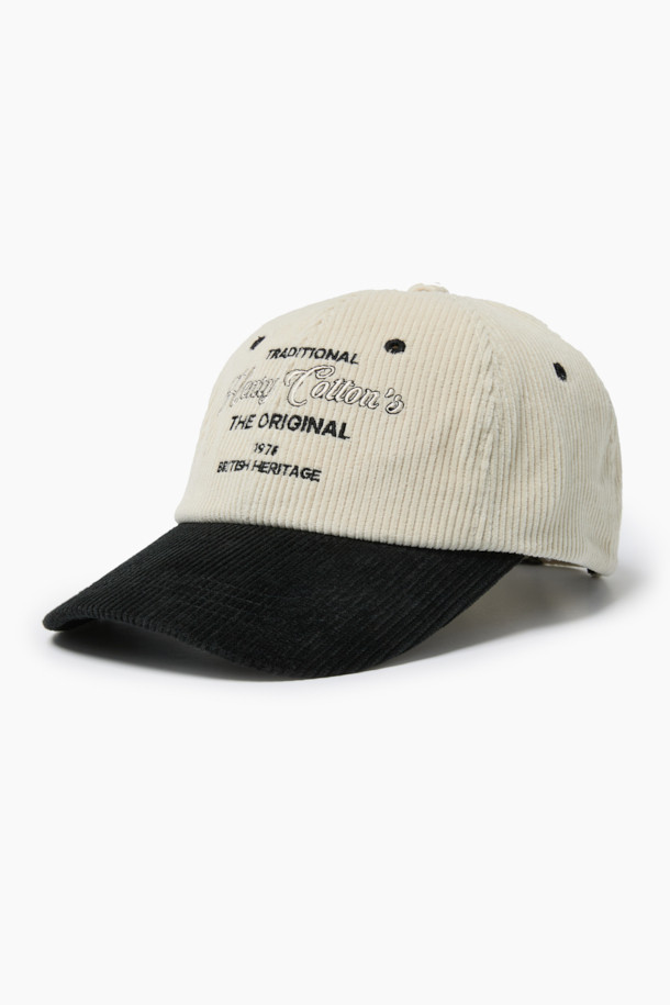 가을, 겨울 시즌에 어울리는 코듀로이 투톤 볼캡입니다. 부드러운 촉감의 코듀로이와 면 혼방 소재로 제작되어 편안한 착용감을 선사합니다. 오프화이트와 블랙 두 가지 색상으로 출시되어, 어떤 스타일에도 매치하기 용이하며, 투톤 디자인으로 포인트를 더했습니다. 깊은 모자 깊이와 챙 넓이, 후면 밴드 사이즈 조절 기능으로 편안하게 착용할 수 있습니다. 캐주얼, 미니멀, 클래식 등 다양한 스타일을 연출할 수 있어, 동네 마실룩, 가을 나들이룩, 겨울 데일리룩에 활용하기 좋습니다.
