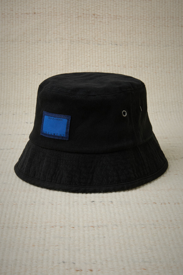 FFC x 도큐먼트 버킷햇은 FFC와 Document의 콜라보레이션으로 탄생한 모자입니다. 몰스킨 코튼 혼방 원단을 사용하여 부드러운 촉감과 편안한 착용감을 제공하며, 일상, 여행, 산책 등 다양한 TPO에 활용하기 좋습니다. 무지 디자인에 블랙 컬러로 어떤 스타일에도 잘 어울리며, 캐주얼, 미니멀, 클래식 스타일을 즐겨 입는 분들께 추천합니다. 일반적인 모자 깊이와 챙 넓이로 제작되어 유행을 타지 않고 오랫동안 착용할 수 있습니다. 라벨 장식이 돋보이는 버킷햇으로, 여름, 가을, 겨울철 데일리룩에 포인트를 더해보세요.

