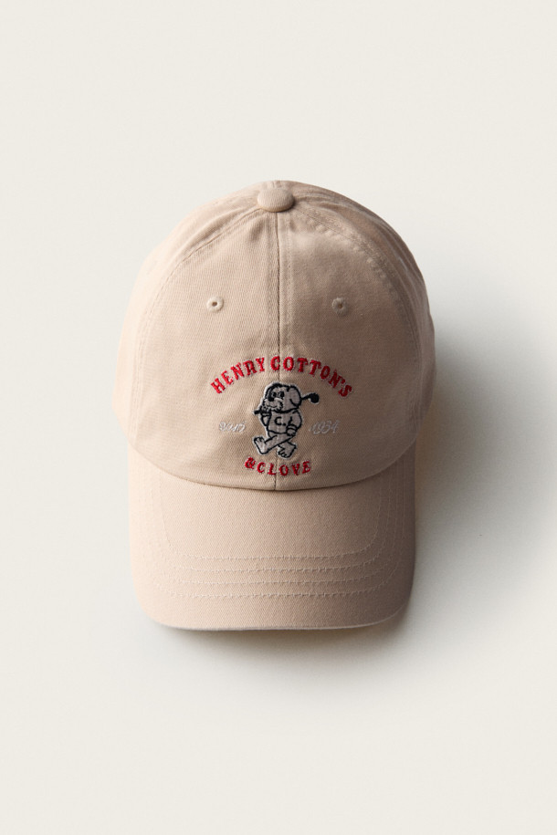 [BSC x CLOVE] 그래픽 볼캡은 레트로, 스포티, 캐주얼 스타일을 아우르는 볼캡입니다. 부드러운 촉감의 면 소재로 제작되었으며, 여름, 가을, 겨울 계절에 착용하기 좋습니다. 베이지 컬러에 유니버시티풍 서체와 브랜드 시그니처 자수, 마스코트 강아지 자수가 포인트로 들어가 있습니다. 6패널 구성과 곡선 챙으로 편안한 착용감을 제공하며 일상, 동네 마실, 산책, 여행 등 다양한 TPO에 활용할 수 있습니다. 일반적인 모자 깊이와 챙 넓이로 디자인되어 누구나 부담 없이 착용 가능합니다.
