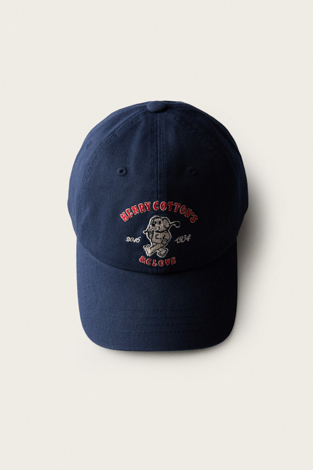 [BSC x 클로브] 그래픽 볼캡은 면 소재로 제작되어 탄탄한 촉감이 특징입니다. 네이비 컬러에 6패널 구조로 제작되었으며, 유니버시티풍 서체와 자수 디자인이 돋보입니다. 챙은 곡선으로 이루어져 있으며, 레트로 감성과 스포티한 스타일을 동시에 느낄 수 있습니다. 일상은 물론, 산책이나 여행 시에도 편안하게 착용하여 캐주얼하고 멋스러운 룩을 연출할 수 있습니다.
