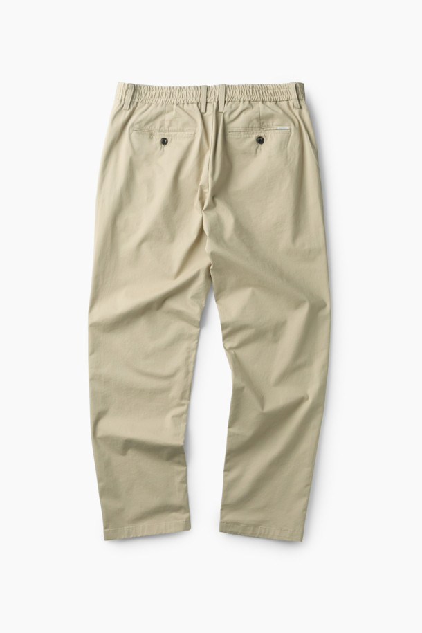 [온라인 단독] 가을 아티보(Attivo) 팬츠는 캐주얼, 미니멀, 클래식 스타일을 아우르는 남성용 바지입니다. 면과 스판덱스 혼방 소재로 제작되어 부드러운 촉감과 편안한 착용감을 선사하며, 가을 및 초겨울에 적합합니다. 허리 뒷단 밴딩 처리로 활동성을 높였으며, 테이퍼드 핏에 허벅지 부분 여유를 두어 편안함을 더했습니다. 베이지 색상의 무지 디자인으로 다양한 상의와 매치하기 좋으며, 출근룩 및 비즈니스 캐주얼 스타일에도 활용 가능합니다. 양 사이드 포켓과 뒷 포켓으로 실용성을 높인 레귤러핏 긴바지입니다.
