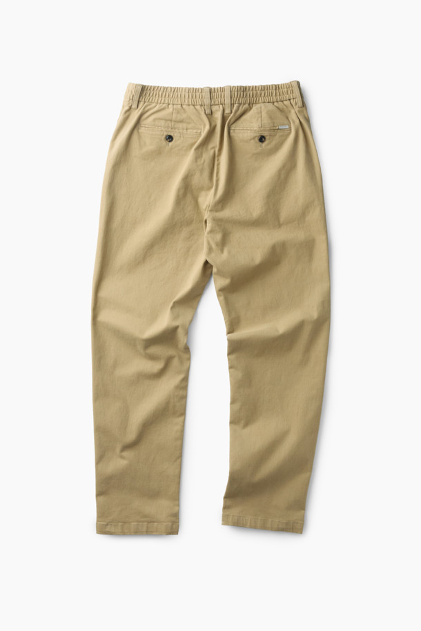 [온라인 단독] Winter 아티보(Attivo) 팬츠는 부드러운 촉감의 면, 스판, 기모 혼방 소재로 제작되어 겨울철 따뜻함을 선사합니다. 허벅지 부분은 여유롭고 종아리로 갈수록 좁아지는 테이퍼드 핏으로, 편안하면서도 세련된 실루엣을 연출합니다. 뒷밴딩 처리와 양쪽 사이드 및 뒷 포켓 디테일로 편의성을 높였습니다. 베이직한 디자인에 무지 패턴과 레귤러핏으로 캐주얼, 미니멀, 클래식 등 다양한 스타일을 소화하며, 겨울 데일리룩, 산책룩, 집콕룩에 적합합니다.
