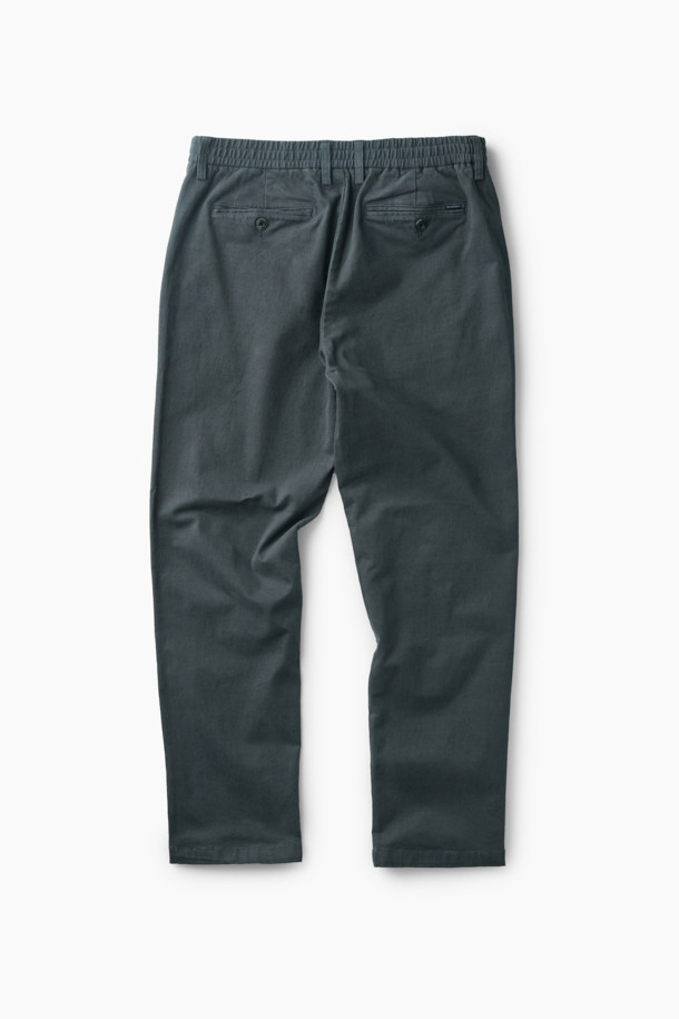 [온라인 단독] Winter 아티보(Attivo) 팬츠는 베이직하고 캐주얼한 스타일의 남성용 기모 팬츠입니다. 그레이 컬러에 긴 기장으로, 겨울철 일상생활과 출근, 캠핑룩에 적합합니다. 면, 스판덱스, 기모 혼방 소재로 제작되어 부드러운 촉감과 보온성을 제공합니다. 테이퍼드 핏에 뒷밴딩 처리로 편안함을 더했으며, 양쪽 사이드 포켓과 뒷 포켓으로 실용성을 높였습니다. 미니멀, 클래식 스타일을 선호하는 남성분들께 추천합니다.
