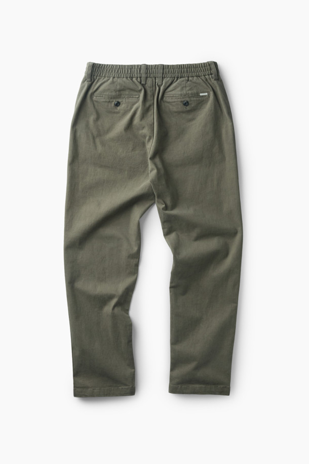 온라인 단독 [Winter 아티보(Attivo) 팬츠]는 추운 겨울에도 따뜻하고 스타일리시하게 연출할 수 있는 기모 테이퍼드 핏 팬츠입니다. 부드러운 면, 스판덱스 혼방 소재에 기모 안감을 더해 보온성을 높였으며, 은은한 카키 컬러의 무지 디자인으로 어떤 상의와도 쉽게 매치할 수 있습니다. 

뒷밴딩 처리로 편안한 착용감을 선사하며, 양쪽 사이드 포켓과 뒷 포켓 디테일로 실용성을 더했습니다. 출근룩, 모임룩 등 다양한 TPO에 활용 가능하며, 클래식, 미니멀, 캐주얼 스타일을 즐겨 입는 분들께 추천합니다. 두꺼운 두께감으로 겨울철에도 따뜻하게, 레귤러핏으로 편안하게 즐겨 입으세요.
