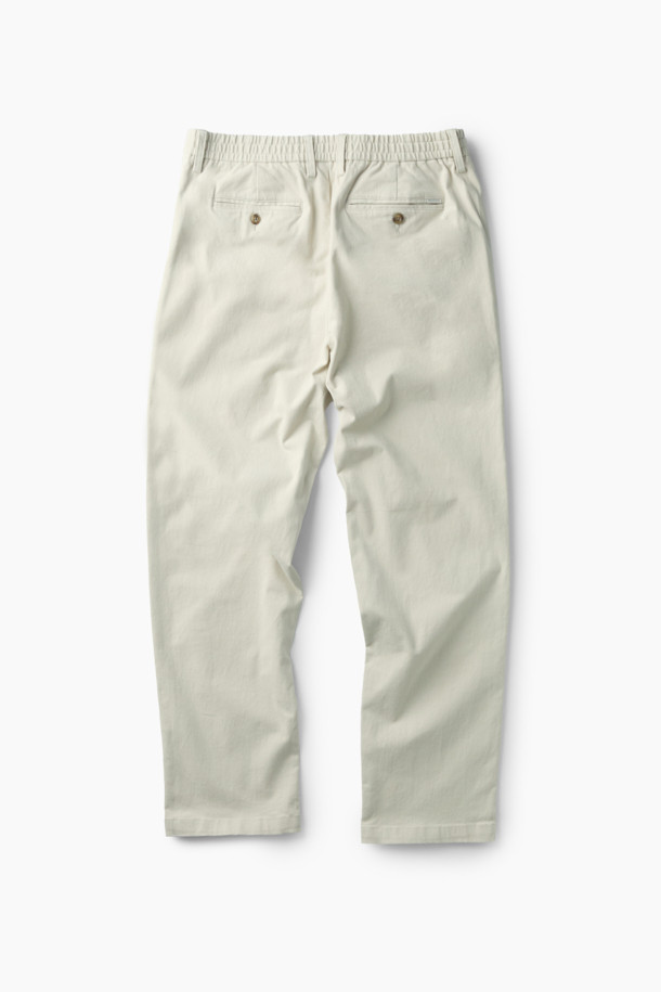 온라인 단독 [Winter 아티보(Attivo) 팬츠]는 겨울철 따뜻함과 스타일을 동시에 잡는 기모 팬츠입니다. 베이직 스타일의 테이퍼드 핏으로, 출근룩과 데이트룩 등 다양한 상황에 활용하기 좋습니다. 부드러운 촉감의 면, 스판덱스, 기모 혼방 소재로 제작되어 편안한 착용감을 선사합니다. 허리 뒷단 밴딩과 양쪽 사이드 포켓, 뒷 포켓 디테일로 실용성을 더했습니다. 베이지 컬러의 무지 디자인으로 미니멀, 클래식, 캐주얼 등 어떤 스타일에도 쉽게 매치할 수 있습니다.
