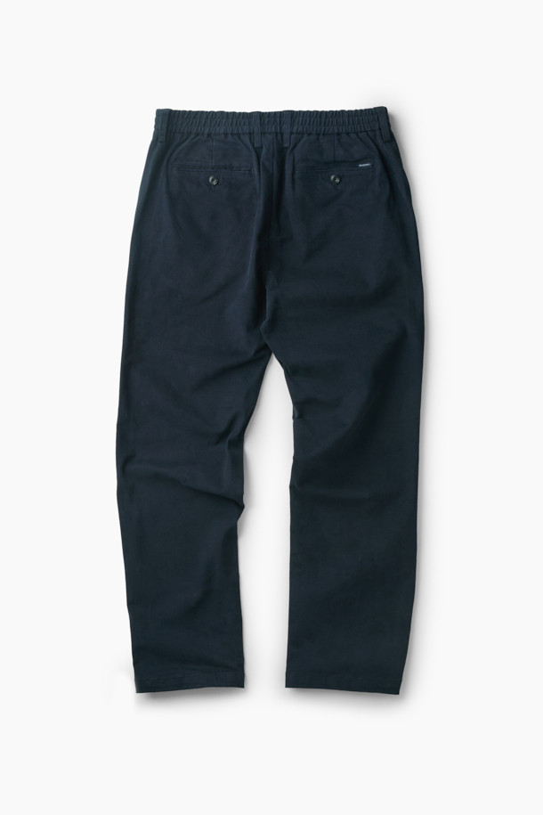 [온라인 단독] Winter 아티보(Attivo) 팬츠는 겨울철 출근룩을 위한 베이직 스타일의 기모 팬츠입니다. 부드러운 촉감의 면, 스판덱스 혼방 소재로 제작되어 편안한 착용감을 선사하며, 두꺼운 두께감으로 따뜻함을 유지합니다. 허리 뒷단 밴딩과 Attivo Fit으로 편안한 핏을 제공하며, 양 사이드 포켓과 뒷 포켓 디테일로 실용성을 더했습니다. 네이비 색상의 무지 디자인으로 미니멀, 클래식, 캐주얼 등 다양한 스타일 연출에 활용할 수 있는 긴 바지입니다.
