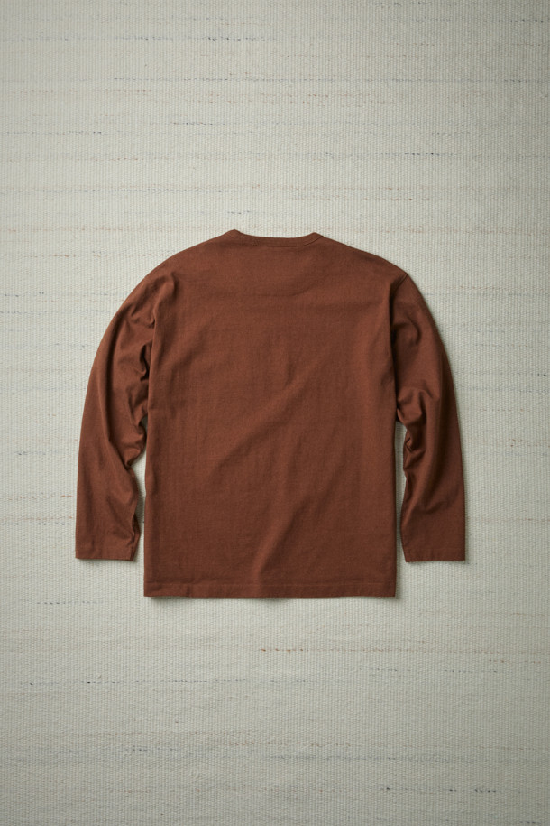 [Fly Fishing Club] 로고 롱 슬리브 티셔츠는 가을철 캐주얼 스타일을 완성하는 브라운 컬러의 긴팔 티셔츠입니다. 10수 면 원단을 사용하여 탄탄한 촉감을 선사하며, 루즈핏으로 편안하게 착용할 수 있습니다. 'Three Fishermen' 로고와 스탬프 프린트가 돋보이는 디자인으로, 일상, 피싱, 가을 나들이룩, 캠핑룩 등 다양한 TPO에 활용하기 좋습니다. 미니멀, 클래식 스타일을 선호하는 분들께 추천합니다.
