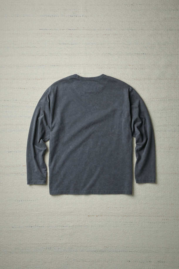 [Fly Fishing Club] 로고 롱 슬리브 티셔츠는 일상, 피싱 활동에 적합한 캐주얼 스타일의 긴팔 티셔츠입니다. 10수 면 원단을 사용하여 제작되었으며, 피그먼트 워싱 처리를 통해 은은한 요철감과 부드러운 촉감을 선사합니다. Three Fishermen 로고 프린트가 돋보이며, 넉넉한 루즈핏으로 편안한 착용감을 제공합니다. 차콜 색상으로 가을 시즌 [동네 마실룩, 가을 나들이룩, 캠핑룩] 등 다양한 TPO에 매치하기 좋습니다. 라운드넥 디자인에 가슴둘레 119cm로 제작되었습니다.
