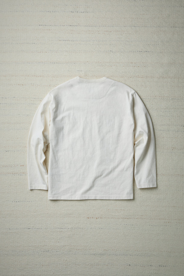 [Fly Fishing Club] 로고 롱 슬리브 티셔츠는 가을 나들이룩과 캠핑룩에 어울리는 캐주얼 스타일의 긴팔 티셔츠입니다. 차콜 컬러에 Three Fishermen 로고가 스탬프 프린트로 디자인되어 빈티지한 멋을 더합니다. 10수 면 원단으로 제작되어 요철감 있는 촉감을 선사하며, 루즈핏으로 편안하게 착용 가능합니다. 피그먼트 워싱 처리로 자연스러운 색감을 연출하며, 라운드넥 디자인으로 다양한 스타일 연출에 용이합니다. 미니멀, 워크웨어 스타일을 즐겨 입는 분들께 추천합니다.
