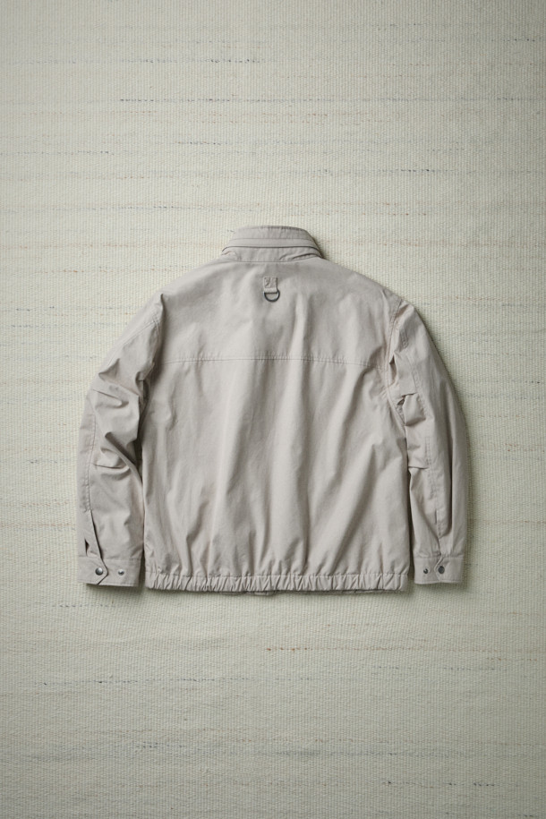 [Fly Fishing Club] 피셔맨 재킷(Ventile)은 가을 나들이룩, 여행룩, 산책룩에 어울리는 유틸리티 스타일의 남성용 아우터입니다. 베이지 색상의 무지 디자인에 루즈핏으로 편안함을 더했으며, 방수, 통기, 발수 기능을 갖춰 실용성을 높였습니다. 면 소재의 긴소매 피셔맨 코트 타입으로, 지퍼와 스냅 여밈 방식, 내장형 후드, 멀티 포켓, YKK 지퍼, 금속 스냅 등의 디테일이 돋보입니다. 내피 연결 스냅 고리와 통기성을 위한 디자인으로 가을철 워크웨어, 캐주얼, 미니멀 스타일을 즐기는 분들께 추천해 드립니다.
