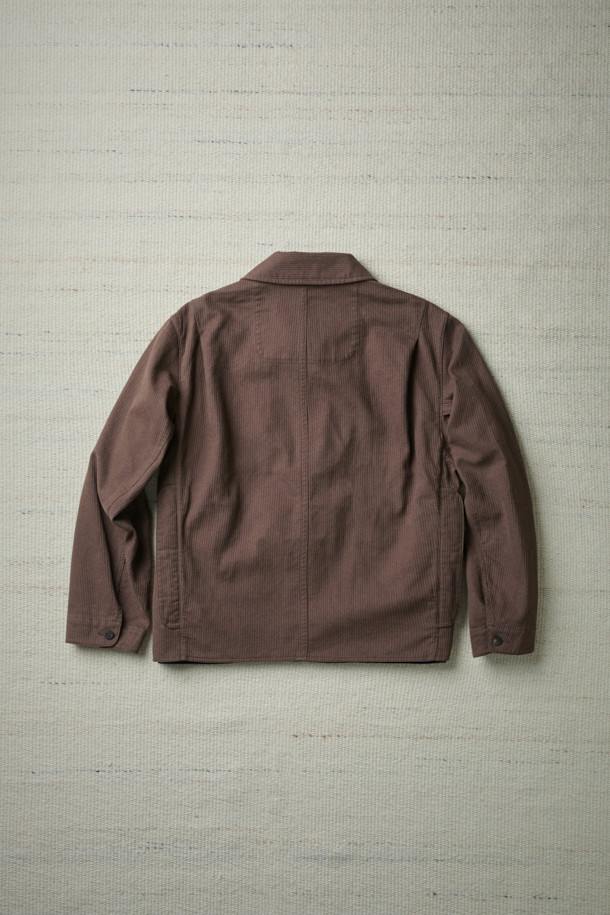 FFC x DOCUMENT (FFC x 도큐먼트) 이탈리안 코튼 피싱 재킷은 남녀 모두 착용 가능한 아우터입니다. 부드러운 촉감의 두꺼운 면 소재로 제작되었으며, 가을과 겨울에 따뜻하게 입을 수 있습니다. 세미 루즈 핏에 브라운 컬러, 무지 패턴으로 캐주얼, 클래식, 워크웨어 스타일을 연출하기 좋습니다. 입체 포켓 디자인과 가먼트 워싱 처리로 실용성을 더했으며, 레이어드하여 다양한 스타일을 시도할 수 있습니다. 가을 나들이룩이나 여행룩에 활용하기 좋은 피싱 재킷입니다.
