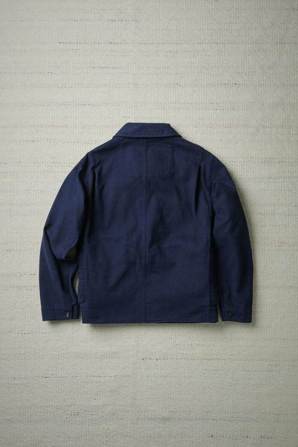 FFC x DOCUMENT (FFC x 도큐먼트) 이탈리안 코튼 피싱 재킷은 가을, 겨울 시즌에 어울리는 아우터입니다. 네이비 컬러의 무지 디자인으로, 유틸리티와 빈티지 무드를 동시에 연출할 수 있습니다. 이탈리아 올림피아스사 원단을 사용하여 부드러운 촉감을 자랑하며, 세미 루즈핏으로 편안하게 착용 가능합니다. 다양한 크기의 입체 포켓과 가먼트 워싱 처리, 레이어드 착용이 가능한 실용적인 디자인이 특징입니다. 가을 나들이룩, 겨울 데일리룩, 여행룩 등 다양한 시간, 장소, 상황에 맞춰 클래식, 미니멀, 워크웨어 스타일을 연출해보세요.