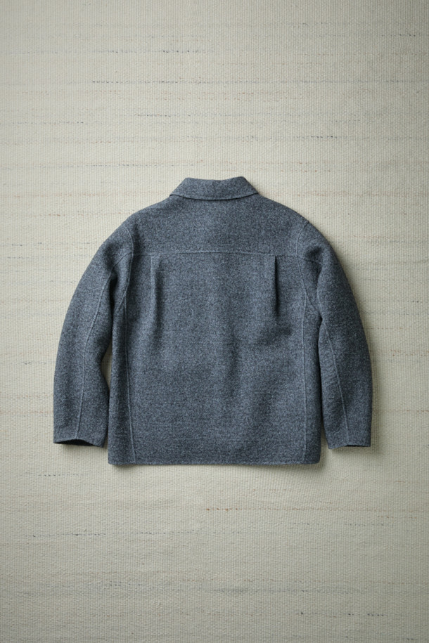 FFC x DOCUMENT(에프에프씨 x 도큐먼트)의 울 핸드메이드 필드 셔팅 재킷입니다. 이탈리아 엠티티사의 멜란지 보일드 울 소재를 사용하여 부드러운 촉감과 두꺼운 두께로 따뜻함을 제공합니다. 미니멀하고 클래식한 디자인에 플라이 피싱웨어 디테일을 더했으며, 핸드메이드 공법으로 제작되어 높은 퀄리티를 자랑합니다. 숏 기장의 세미루즈핏으로 편안한 착용감을 선사하며, 가을, 겨울철 데일리룩과 가을 나들이룩에 활용하기 좋습니다. 실용적인 포켓 디테일과 버튼 여밈 방식으로 제작된 그레이 컬러의 무지 재킷입니다.