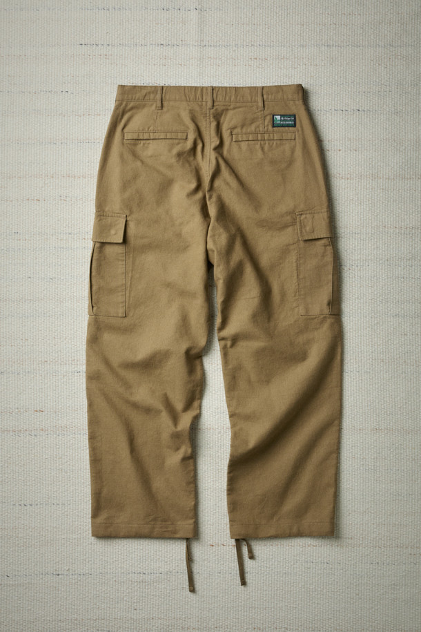 [Fly Fishing Club] 유틸리티 카고 팬츠는 가을, 겨울 시즌에 적합한 루즈핏 카고 팬츠입니다. 베이지와 카키 두 가지 색상으로 출시되었으며, 일상 및 피싱 활동에 모두 활용 가능합니다. 면 소재로 제작되어 편안한 착용감을 제공하며, 무릎 주름 디테일과 카고 포켓, 가먼트 워싱으로 빈티지하면서도 캐주얼한 스타일을 연출합니다. 스트링 밴딩으로 허리 사이즈 조절이 용이하며, 캠핑룩이나 가을 나들이룩 등 다양한 TPO에 활용하기 좋습니다. 워크웨어, 미니멀 스타일을 선호하는 분들께 추천합니다.
