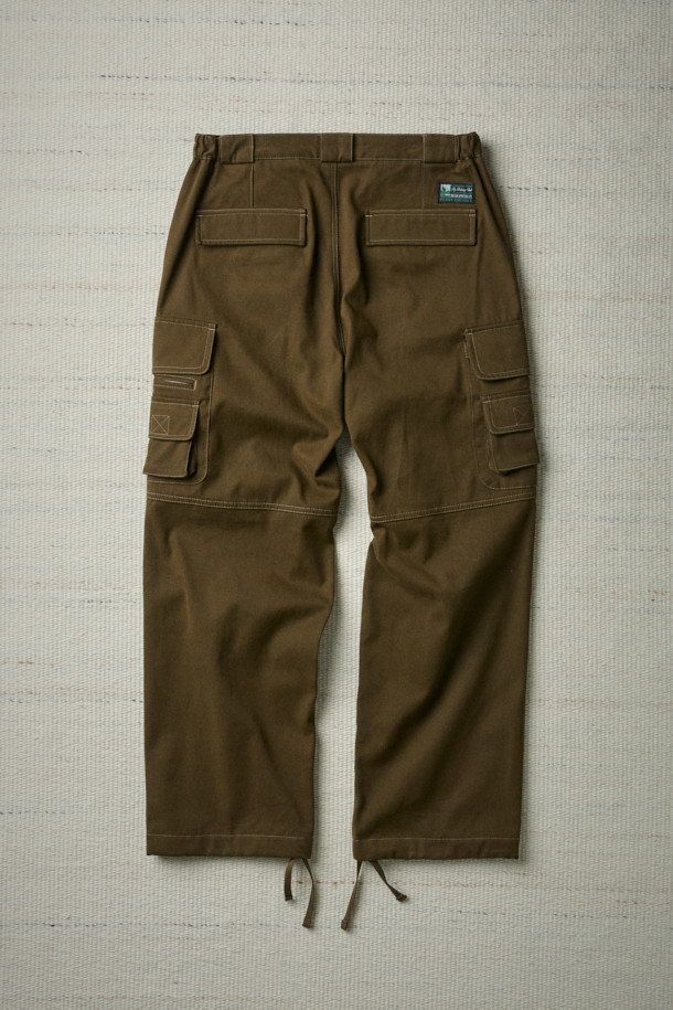 [Fly Fishing Club] 피셔맨 카고 팬츠는 가을, 겨울 계절에 어울리는 남녀 공용 카고 팬츠입니다. 카키, 올리브 두 가지 색상으로 제공되며, 일상, 피싱 활동에 모두 적합합니다. 빈티지하면서도 유틸리티한 스타일을 연출하며, 루즈핏의 긴 기장으로 편안한 착용감을 선사합니다. 고밀도 면 트윌 소재에 피치가공을 더해 부드러운 촉감을 자랑하며, 입체적인 카고 포켓, 무릎 절개 디테일, 밑단 스트링으로 스타일리시함을 더했습니다. 가을 나들이룩, 캠핑룩, 겨울 데일리룩 및 워크웨어, 캐주얼, 미니멀 스타일을 즐겨 입는 분들께 추천합니다.
