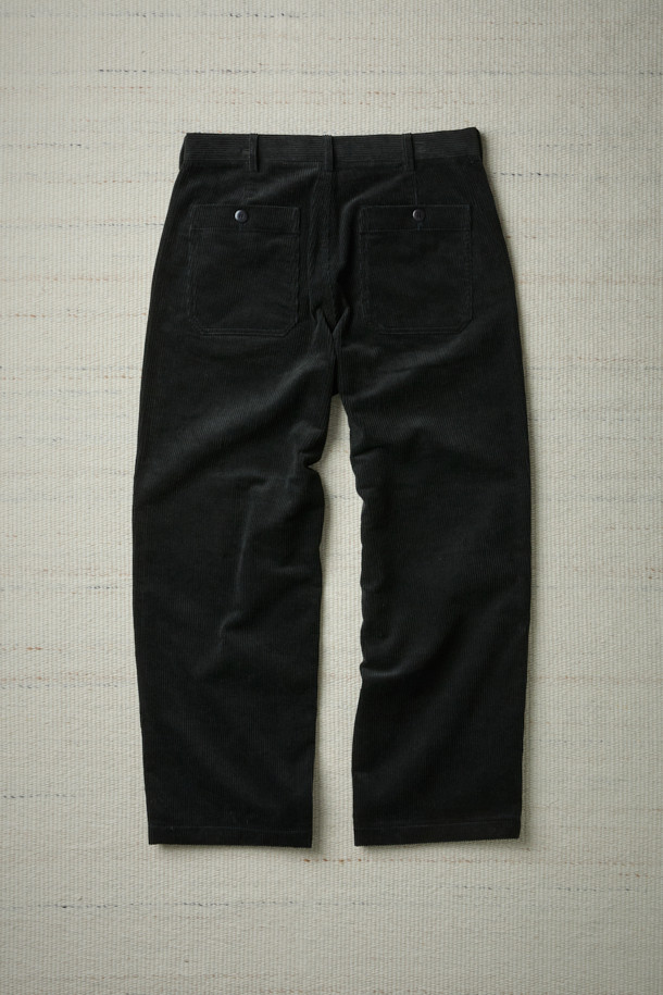 [Fly Fishing Club] 코듀로이 와이드 팬츠는 가을, 겨울 시즌 데일리룩을 위한 캐주얼, 미니멀, 클래식 스타일의 바지입니다. 두꺼운 두께감과 부드러운 촉감의 코듀로이와 면 혼방 소재로 제작되어 편안한 착용감을 선사합니다. 굵은 골 코듀로이 소재와 루즈핏 와이드 실루엣으로 트렌디함을 더했으며, 벨트 고리 하단 O링 디테일과 백 아웃포켓 디테일로 포인트를 주었습니다. 블랙 컬러의 무지 디자인으로 어떤 상의와도 쉽게 매치하여 다양한 스타일을 연출할 수 있습니다.
