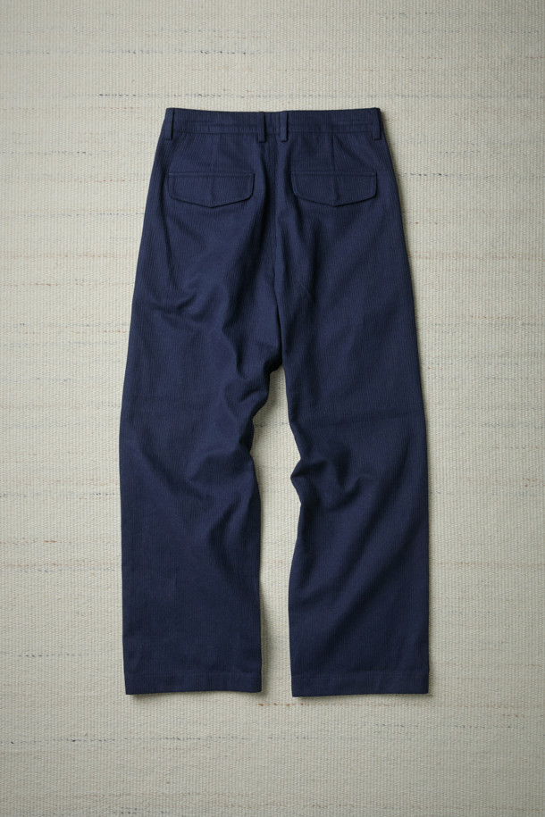 FFC x DOCUMENT (FFC x 도큐먼트)의 이탈리안 코튼 피싱 팬츠는 가을, 겨울 시즌 남성들을 위한 캐주얼 및 클래식 스타일의 긴 바지입니다. 부드러운 촉감의 이탈리아 올림피아스사 면 원단을 사용하여 편안한 착용감을 제공하며, 루즈핏으로 제작되었습니다. 여섯 개의 기능적인 포켓과 가먼트 워싱 처리로 실용성과 빈티지한 매력을 더했습니다. 네이비 컬러의 무지 디자인으로 다양한 상의와 매치하기 좋으며, 피싱 재킷과 함께 셋업 스타일링도 가능합니다. 가을 나들이룩, 겨울 데일리룩, 여행룩 등 폭넓은 시간과 장소와 상황에 활용할 수 있습니다.